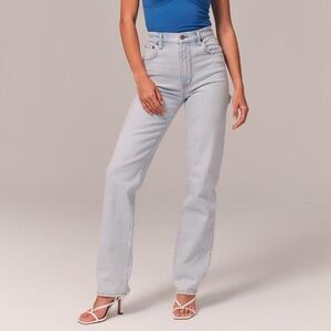 Abercrombie Women's Ultra High Rise 90s
Straight Carpenter Jean